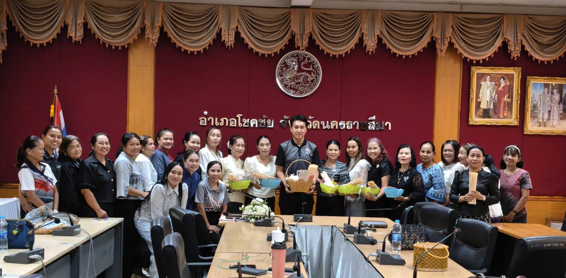 พช.โชคชัย นครราชสีมา ผนึกกำลังสตรีโชคชัย เตรียมความพร้อมประดิษฐ์ “ดอกไม้จันทน์” น้อมถวายความจงรักภักดีและรำลึกในพระมหากรุณาธิคุณ
