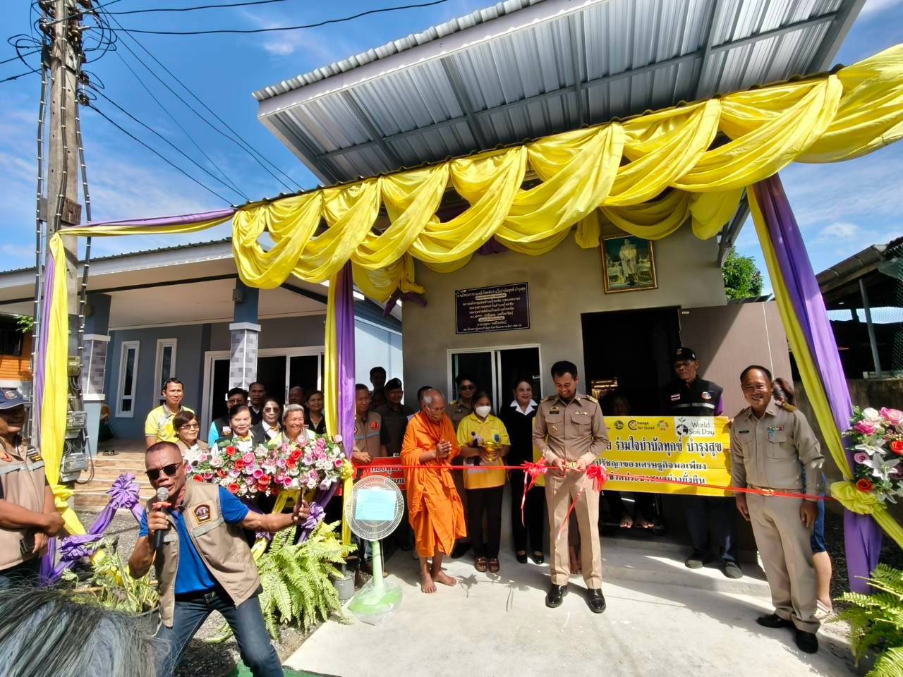 พช.โชคชัย นครราชสีมา บูรณาการทุนชุมชน 3 ทุน ส่งมอบบ้านช่วยเหลือครัวเรือนยากจนหลังที่ 232 มุ่งยกระดับคุณภาพชีวิตอย่างยั่งยืน